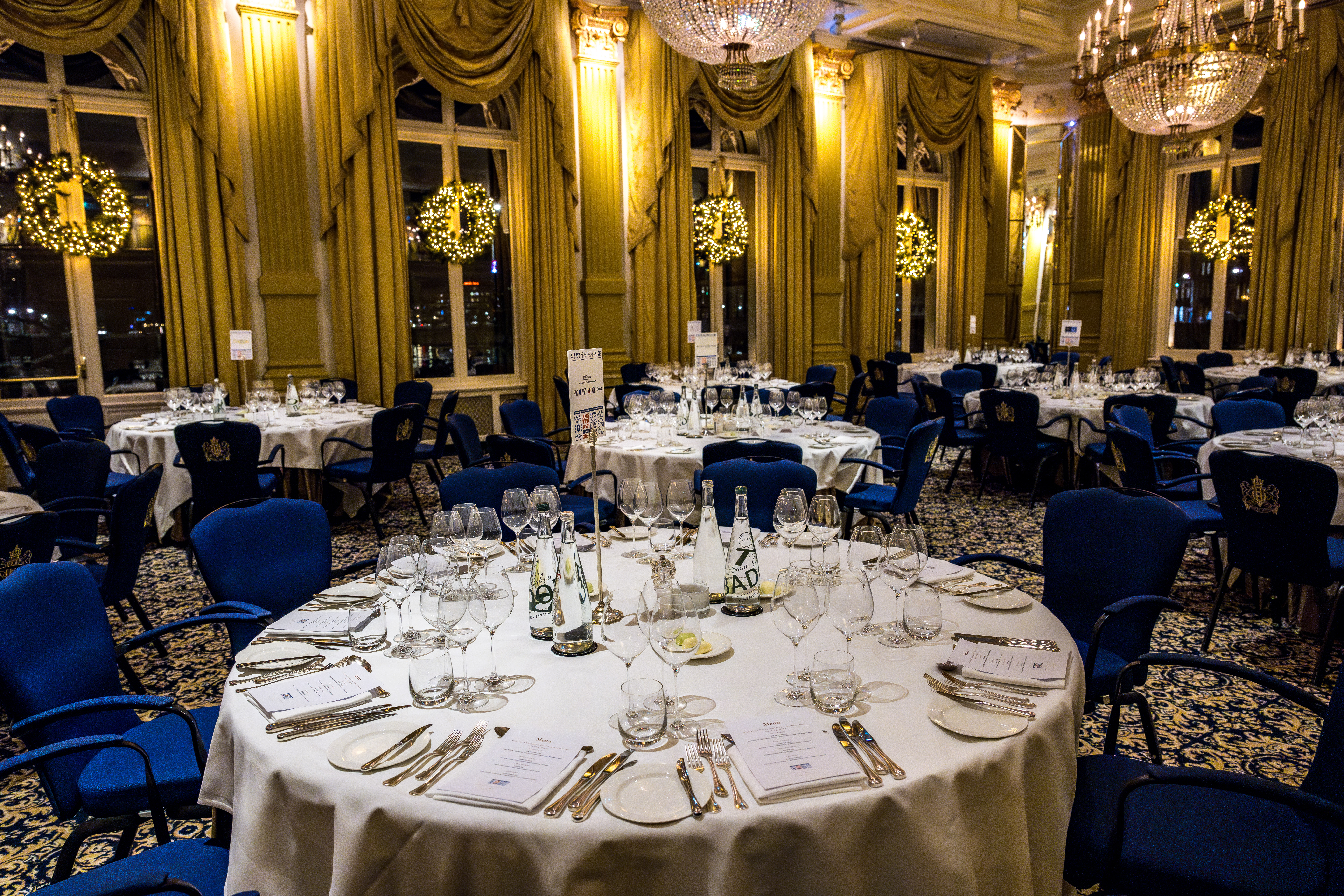Opgedekte tafel in versierde zaal